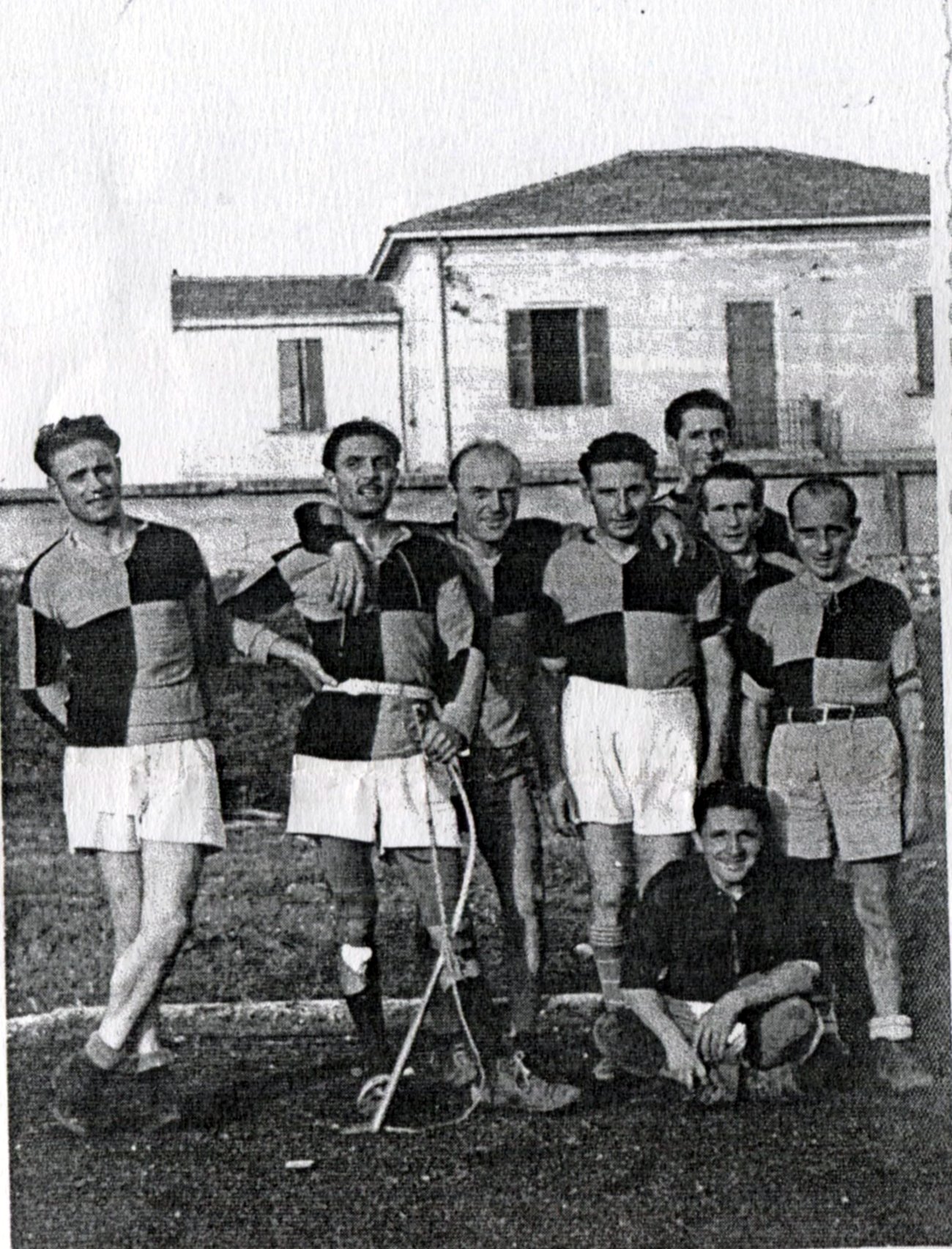 Falchi Rossi Pesaro anni 50 in un campo sportivo