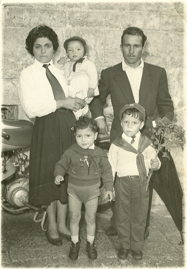 Pioniere Giuseppe Chiodo ha i fiori con Famiglia 1 maggio 1962