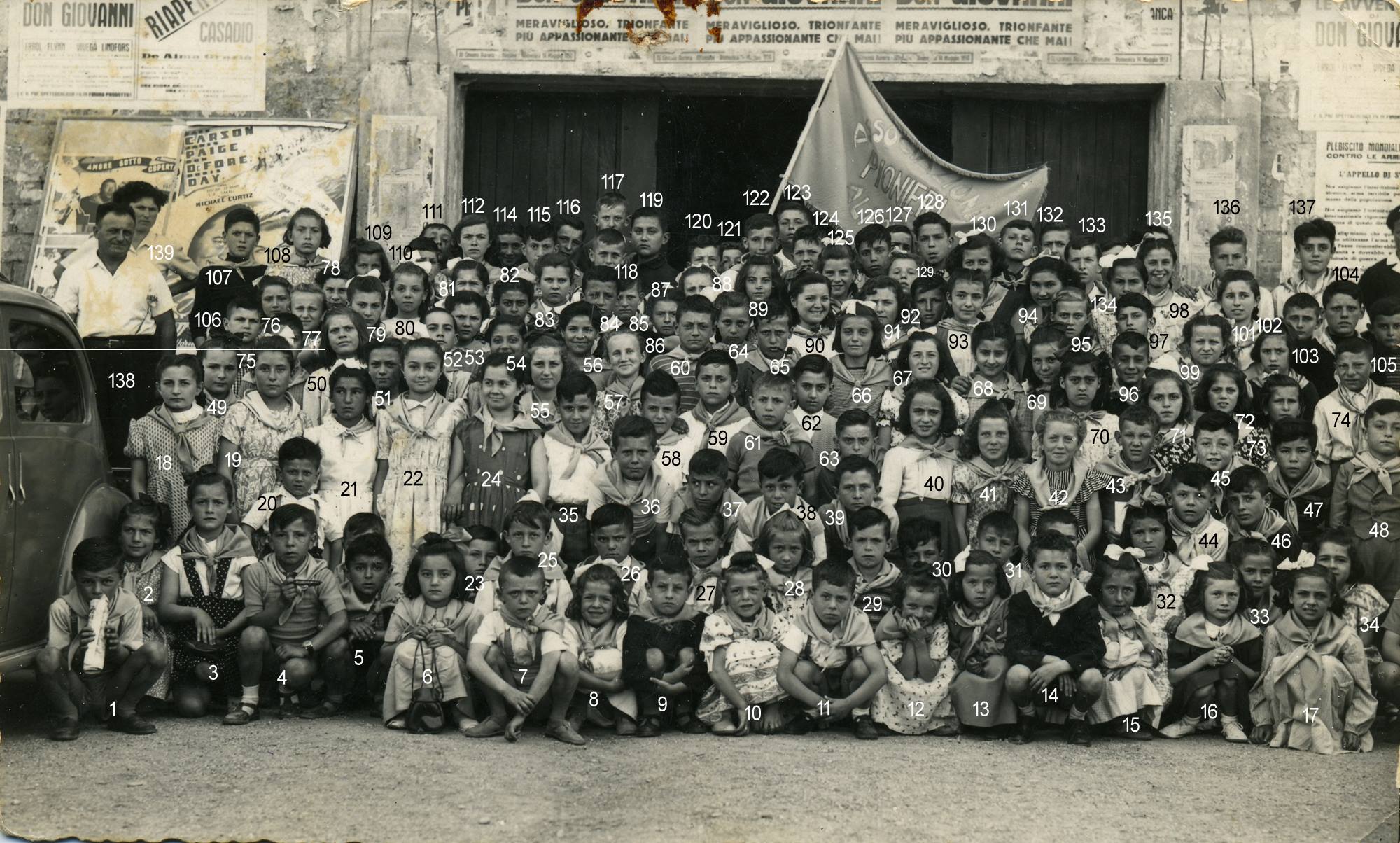 1950 Pionieri di Alfonsine RA foto davanti al Cinema Aurora jpg