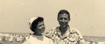 Antonio_Villa_1957_con_una_villeggiante_in_campeggio_a_Misano_Adriatico