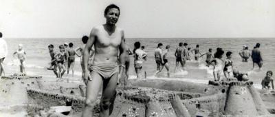 Antonio_Villa_1957_davanti_castello_sabbia_campeggio_a_Misano_Adriatico